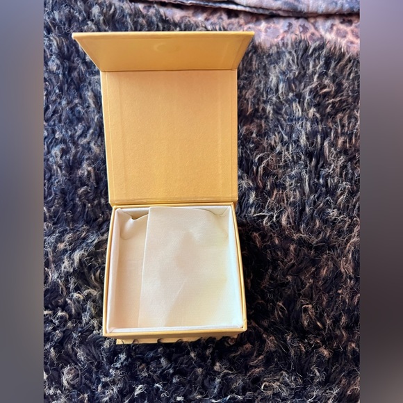 Fendi
Signature Drop Earrings - Picture 8 of 10